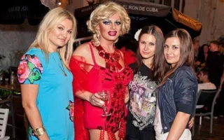 Ахтунг? Ахтунг! В Севастополе в разгар курортного сезона замечены трансвеститы, развлекающие летнюю публику