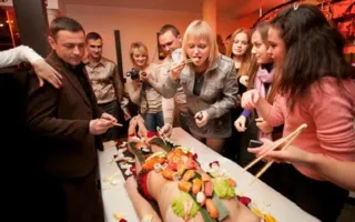 Годовщину сети севастопольских суши-баров «VTokyo» отметили поеданием суши с голой девушки: кто больше ел, а кто разглядывал...