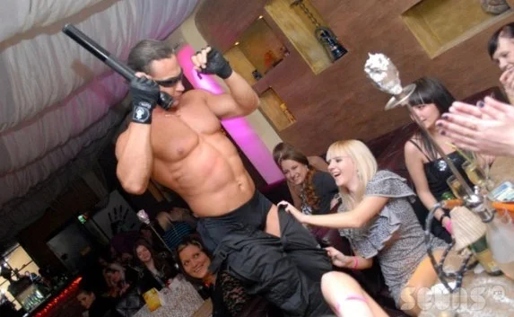 Настоящий девичник с мужским стриптизом в party-bar «Bombay»