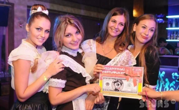 На вечеринке в клубе Севастополя «УРУ-РУ» школьницы отметили День учителя
