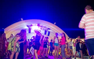 Ночной клуб «Легенда» открылся вечеринкой «Sex on the Beach»