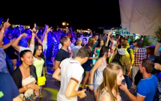 Ночной клуб «Легенда» открылся вечеринкой «Sex on the Beach»