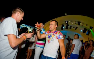 Ночной клуб «Легенда» открылся вечеринкой «Sex on the Beach»