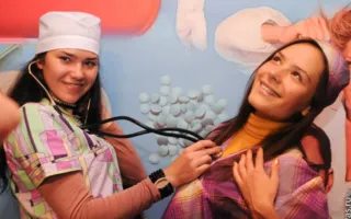 На вечеринке «Medical party» в клубе Севастополя «URU-RU» лечились тем, что доктор прописал, а в тяжелых случаях оздоравливались стриптизом