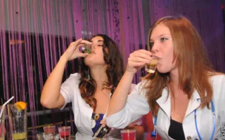 На вечеринке «Medical party» в клубе Севастополя «URU-RU» лечились тем, что доктор прописал, а в тяжелых случаях оздоравливались стриптизом