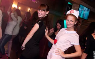 На вечеринке «Medical party» в клубе Севастополя «URU-RU» лечились тем, что доктор прописал, а в тяжелых случаях оздоравливались стриптизом