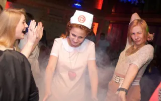На вечеринке «Medical party» в клубе Севастополя «URU-RU» лечились тем, что доктор прописал, а в тяжелых случаях оздоравливались стриптизом