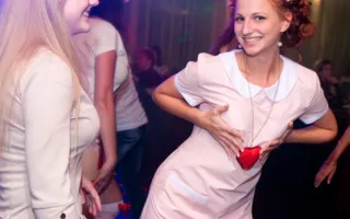 На вечеринке «Medical party» в клубе Севастополя «URU-RU» лечились тем, что доктор прописал, а в тяжелых случаях оздоравливались стриптизом
