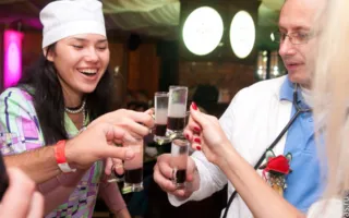 На вечеринке «Medical party» в клубе Севастополя «URU-RU» лечились тем, что доктор прописал, а в тяжелых случаях оздоравливались стриптизом