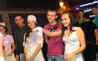 На вечеринке «Medical party» в клубе Севастополя «URU-RU» лечились тем, что доктор прописал, а в тяжелых случаях оздоравливались стриптизом