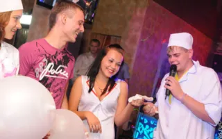 На вечеринке «Medical party» в клубе Севастополя «URU-RU» лечились тем, что доктор прописал, а в тяжелых случаях оздоравливались стриптизом