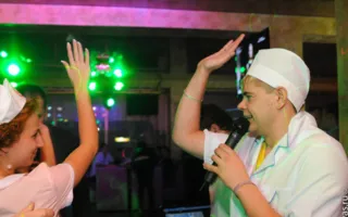 На вечеринке «Medical party» в клубе Севастополя «URU-RU» лечились тем, что доктор прописал, а в тяжелых случаях оздоравливались стриптизом