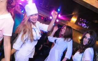На вечеринке «Medical party» в клубе Севастополя «URU-RU» лечились тем, что доктор прописал, а в тяжелых случаях оздоравливались стриптизом