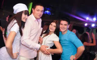 На вечеринке «Medical party» в клубе Севастополя «URU-RU» лечились тем, что доктор прописал, а в тяжелых случаях оздоравливались стриптизом