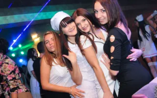 На вечеринке «Medical party» в клубе Севастополя «URU-RU» лечились тем, что доктор прописал, а в тяжелых случаях оздоравливались стриптизом