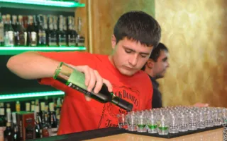 Вечеринка «Пятница-развратница» в клубе Севастополя «УРУ-РУ»: мужской стриптиз, откровенные наряды девушек, конкурсы и танцы