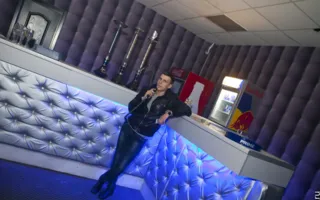В ночном клубе «Le Roi» посетителям показали захватывающее эротическое шоу с женским и мужским стриптизом