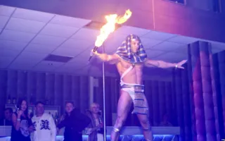 В ночном клубе «Le Roi» посетителям показали захватывающее эротическое шоу с женским и мужским стриптизом
