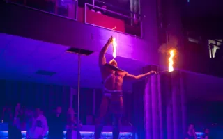 В ночном клубе «Le Roi» посетителям показали захватывающее эротическое шоу с женским и мужским стриптизом