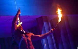В ночном клубе «Le Roi» посетителям показали захватывающее эротическое шоу с женским и мужским стриптизом