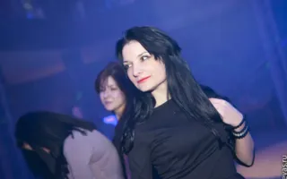 В ночном клубе «Le Roi» посетителям показали захватывающее эротическое шоу с женским и мужским стриптизом