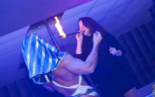 В ночном клубе «Le Roi» посетителям показали захватывающее эротическое шоу с женским и мужским стриптизом