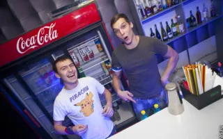В ночном клубе «Le Roi» посетителям показали захватывающее эротическое шоу с женским и мужским стриптизом