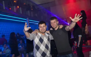 В ночном клубе «Le Roi» посетителям показали захватывающее эротическое шоу с женским и мужским стриптизом