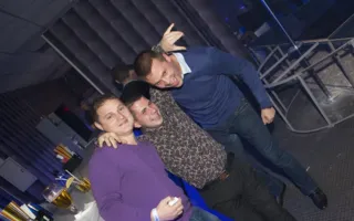 В ночном клубе «Le Roi» посетителям показали захватывающее эротическое шоу с женским и мужским стриптизом