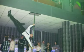 В ночном клубе «Le Roi» посетителям показали захватывающее эротическое шоу с женским и мужским стриптизом