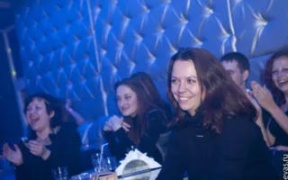 В ночном клубе «Le Roi» посетителям показали захватывающее эротическое шоу с женским и мужским стриптизом