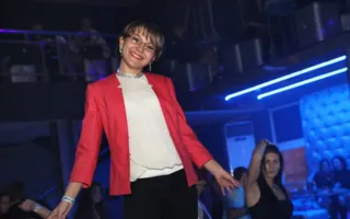 В ночном клубе «Le Roi» посетителям показали захватывающее эротическое шоу с женским и мужским стриптизом