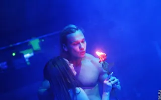 В ночном клубе «Le Roi» посетителям показали захватывающее эротическое шоу с женским и мужским стриптизом