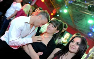 Субботняя развратная вечеринка в клубе «Уру-ру»: два стриптиза в одном эротическом шоу!