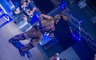 «Шоколадный заяц» Dakuba показал свою морковку посетительницам ночного клуба «Le Roi»