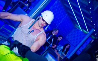 День влюбленных в ночном клубе «Le Roi» запомнится эротическим шоу с откровенным мужским и женским стриптизом