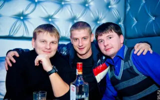 Вечеринка в четверг в клубе «Le Roi» традиционно была приправлена шампанским безлимитом с мужским стриптизом