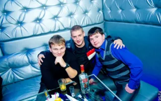 Вечеринка в четверг в клубе «Le Roi» традиционно была приправлена шампанским безлимитом с мужским стриптизом