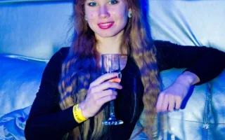 Вечеринка в четверг в клубе «Le Roi» традиционно была приправлена шампанским безлимитом с мужским стриптизом