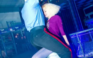 Вечеринка в четверг в клубе «Le Roi» традиционно была приправлена шампанским безлимитом с мужским стриптизом