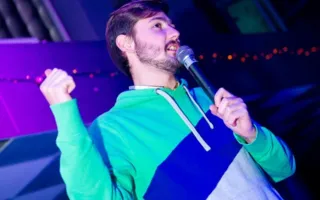 Вечеринка в четверг в клубе «Le Roi» традиционно была приправлена шампанским безлимитом с мужским стриптизом