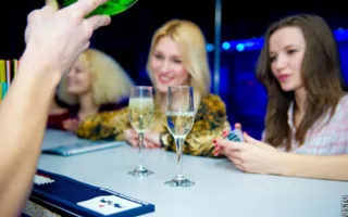 Вечеринка в четверг в клубе «Le Roi» традиционно была приправлена шампанским безлимитом с мужским стриптизом