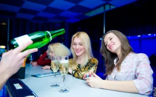Вечеринка в четверг в клубе «Le Roi» традиционно была приправлена шампанским безлимитом с мужским стриптизом