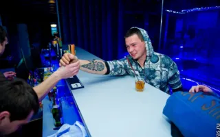 Вечеринка в четверг в клубе «Le Roi» традиционно была приправлена шампанским безлимитом с мужским стриптизом