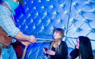 Вечеринка в четверг в клубе «Le Roi» традиционно была приправлена шампанским безлимитом с мужским стриптизом