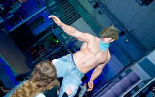 Вечеринка в четверг в клубе «Le Roi» традиционно была приправлена шампанским безлимитом с мужским стриптизом