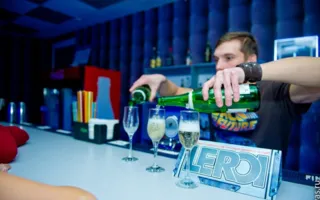 Вечеринка в четверг в клубе «Le Roi» традиционно была приправлена шампанским безлимитом с мужским стриптизом