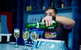 Вечеринка в четверг в клубе «Le Roi» традиционно была приправлена шампанским безлимитом с мужским стриптизом