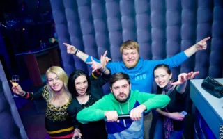 Вечеринка в четверг в клубе «Le Roi» традиционно была приправлена шампанским безлимитом с мужским стриптизом