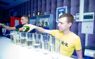 Мужским стриптизом в клубе «Le Roi» встретили 8 Марта